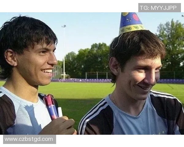 球星在足球场上偷吃零食事件曝光 网友热议球员赛中偷吃行为