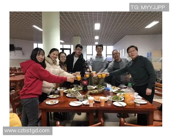 足球巨星拜年齐献祝福团圆年精彩剪辑展现球场外的温情时刻